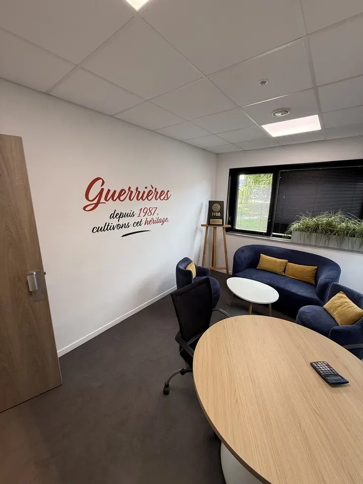 Message de marque imprimé sur le mur d'une salle de réunion pour ESBVA