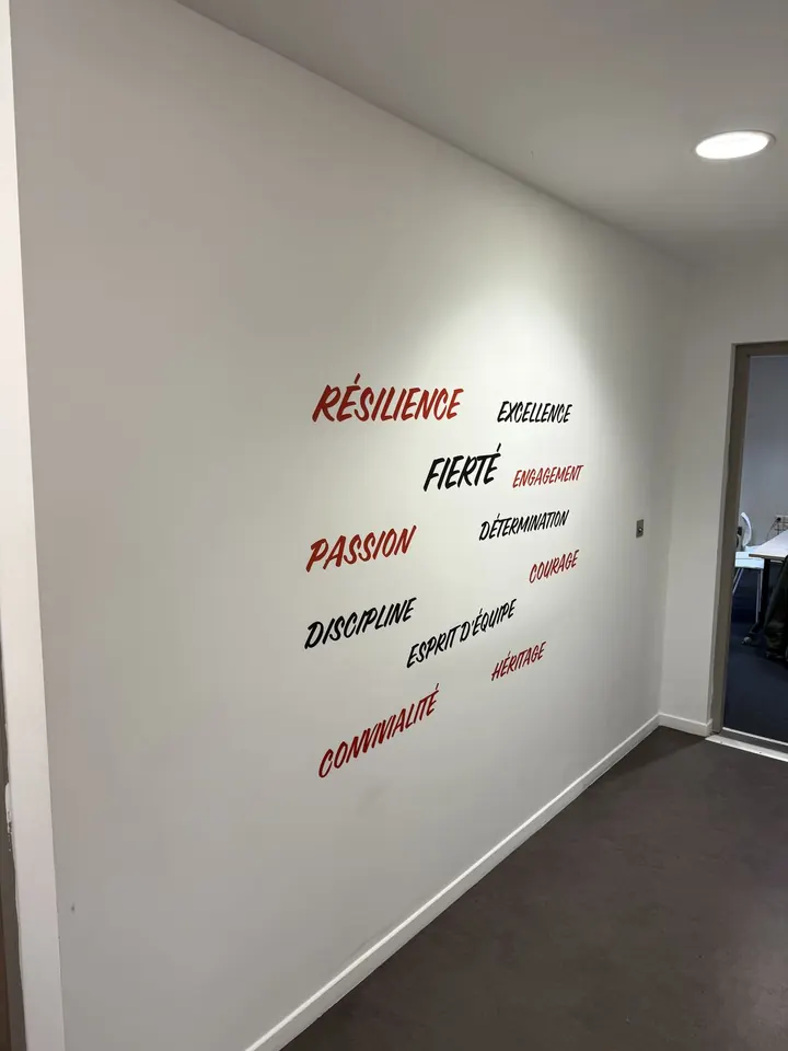 Mots-valeurs en typographies variées imprimés sur un mur pour ESBVA
