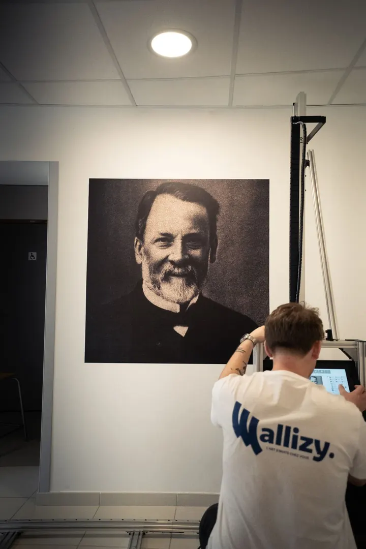 Portrait en noir et blanc de Louis Pasteur imprimé sur un mur de l'Institut Pasteur de Lille, pendant l'intervention de Wallizy